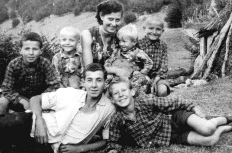 Седморо Симоновића на Ропушници, вјероватно у љето 1960. године