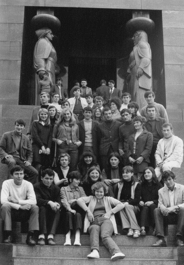 „Стари професор” са првом генерацијом матураната које је извео, Авала, октобар 1971. године (сасвим десно, у бијелој јакни)