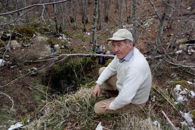 Будо Симоновић над јамом Равни долац, 13. априла 2019. године