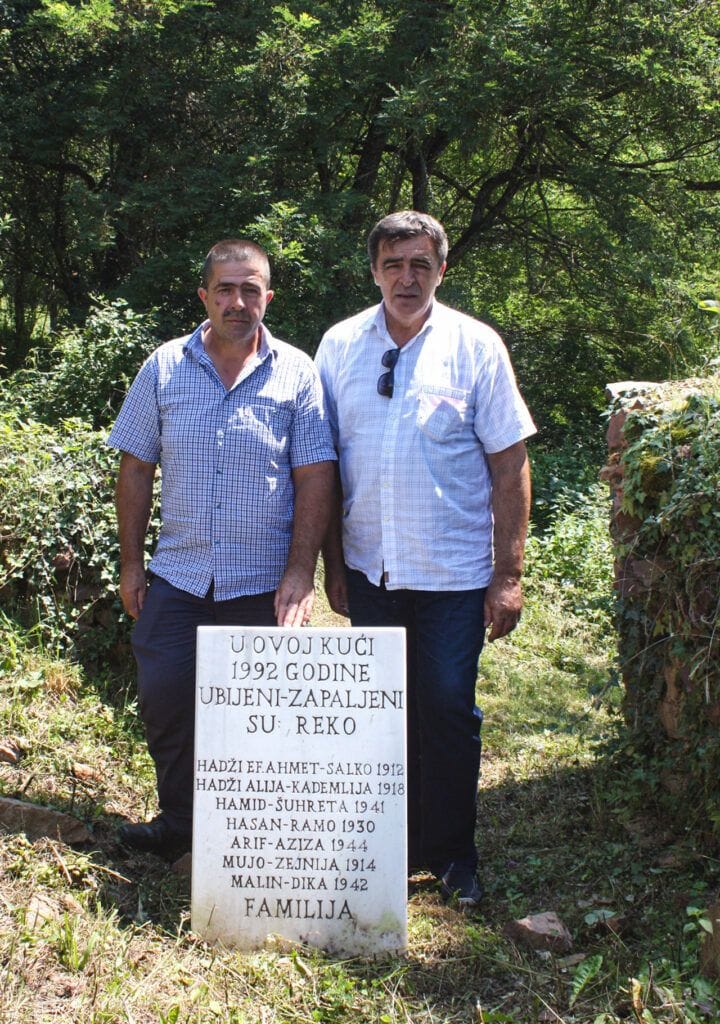 Браћа Амир и Самир Реко у зидини куће у којој се десио злочин (снимио Б. Симоновић)