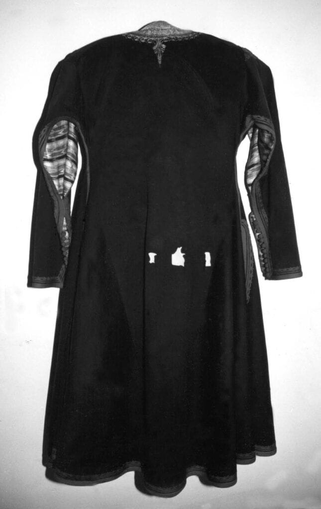 Долама у којој је убијен књаз Данило са јасно видљивим зрништима у предјелу десне слабине