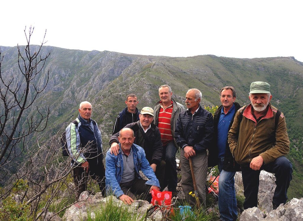 Група ентузијаста у кањону Мале ријеке на путу ка пећини