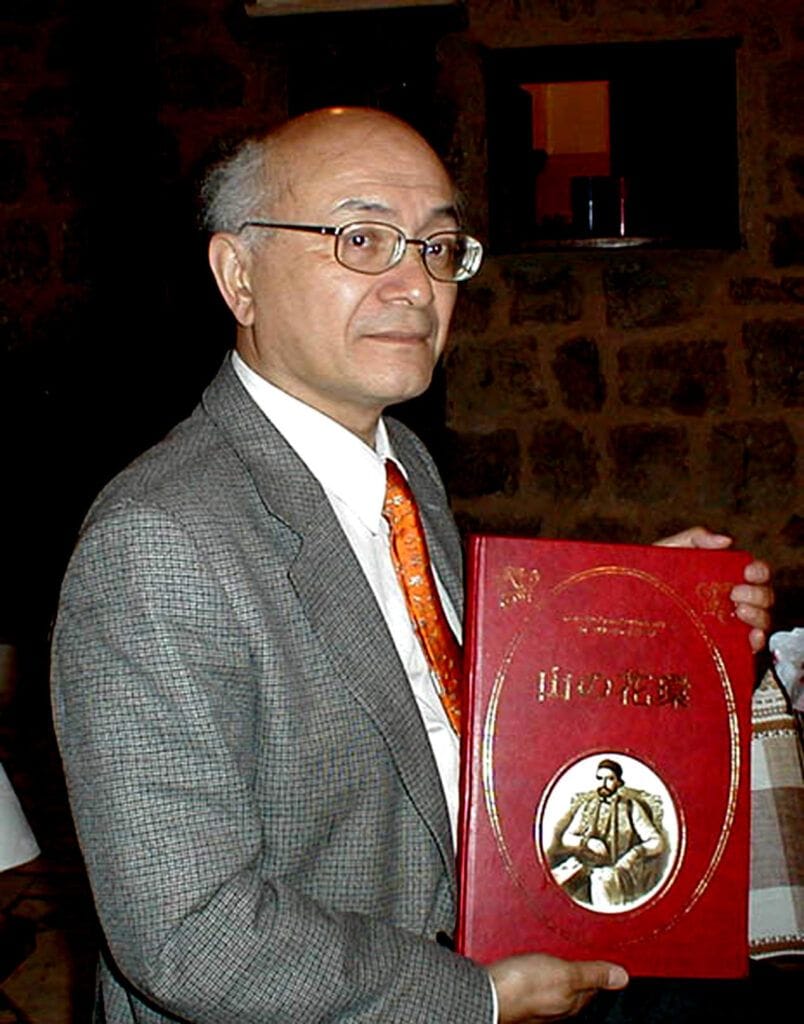 Хироши Јамасаки Вукелић са „Горским вијенцем” на јапанском