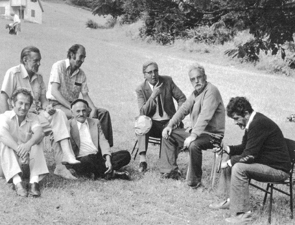 Душко Костић (трећи здесна) на једном излету у околини Гусиња на којем су, поред осталих, били и Зуко Џумхур, Александар Пријић, Бошко Пушоњић…