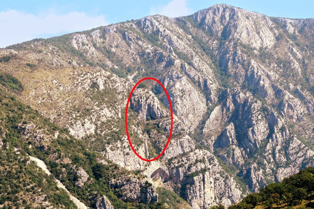 Кучка пећина, поглед са бријега изнад села Клопот