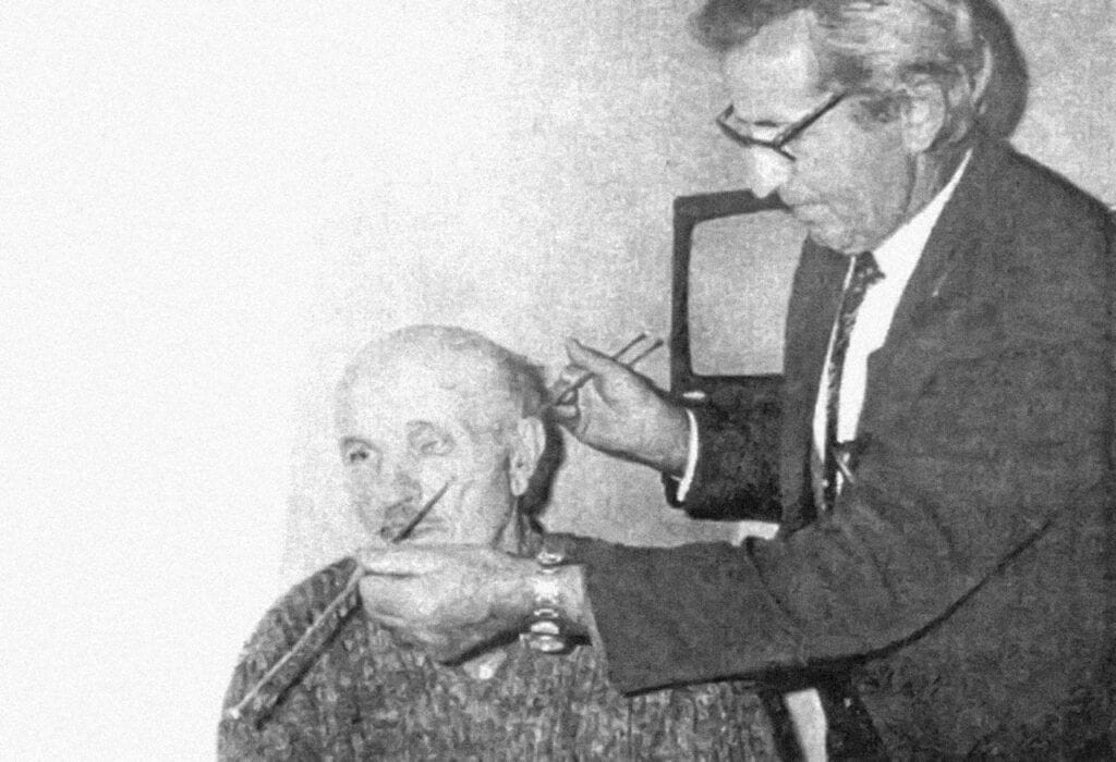 Др Божо Вуковић показује смјер прострелине на глави Перише Лаловића