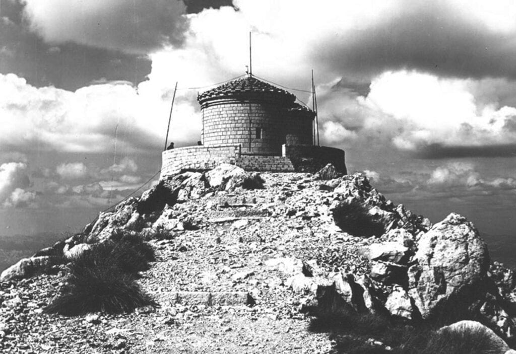 Капела на Ловћену мало прије рушења 1974. године (снимио М. Пешић)