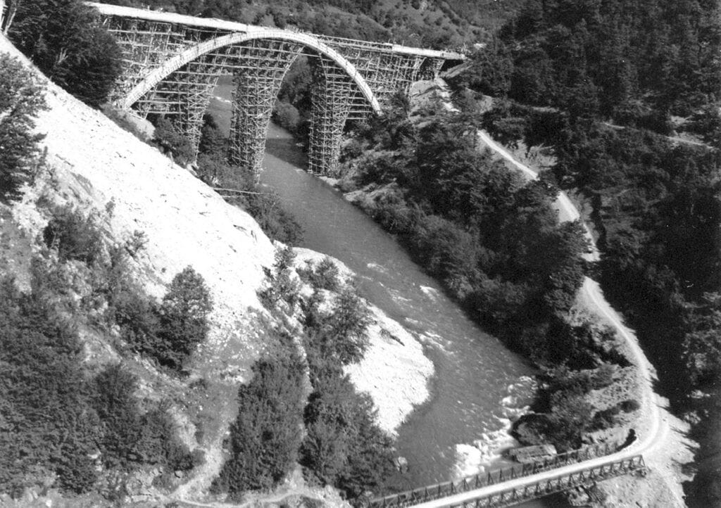 Мост на Пјенавцу — снимак Милана Пешића направљен сат прије рушења