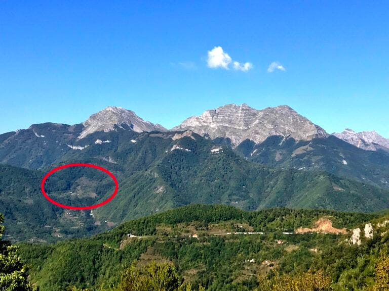 Поглед са Црквине код Колашина на моје осретке и родну кућу, односно на планинске врхове Тали и Плани који се уздижу изнад катуна Ропушница