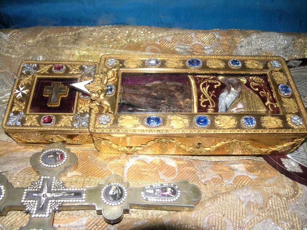 Рука и крст у ћивоту Светог Петра Цетињског