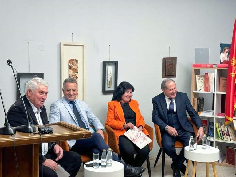 Са промоције књиге „Лијеве грешке” у библиотеци „Радосав Љумовић” у Подгорици 2024. године — Милан Стојовић, проф. др Драшко Дошљак. проф. мр Зора Јестровић и Будо Симоновић