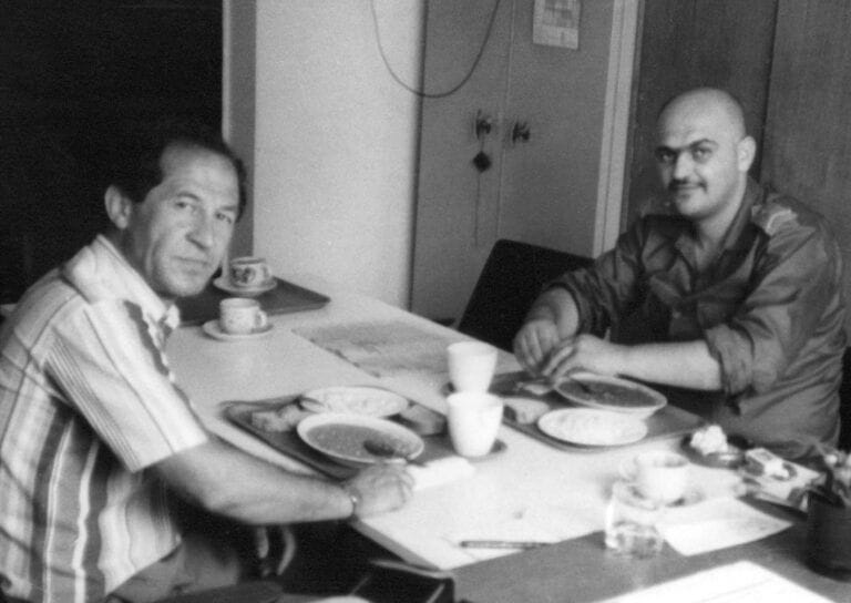 Војнички пасуљ са водником ЈНА Драгомиром Грујовићем, јула 1991, који се који дан раније са групом војника забарикадирао у складишту горива у Могроногу у Словенији и спријечио Јаншине бојовнике да га заузму