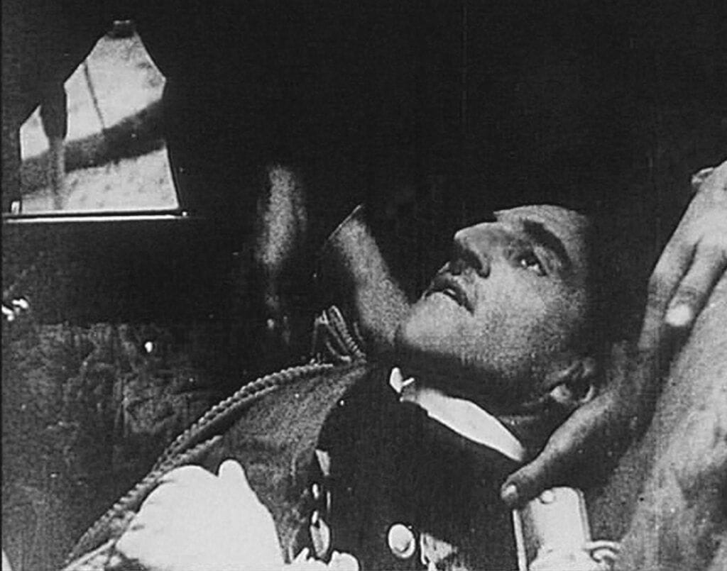 Самртни ропац — краљ Александар који тренутак после атентата