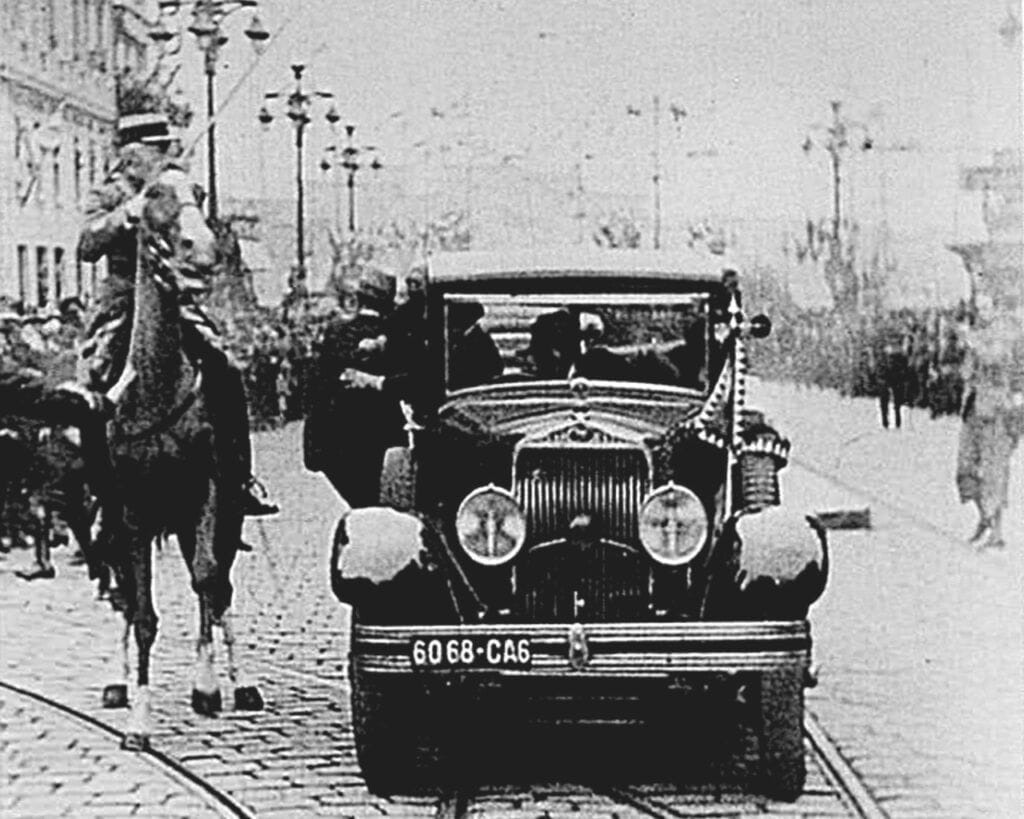 Тренутак злочина — атентатор пуца у краља са прага аутомобила