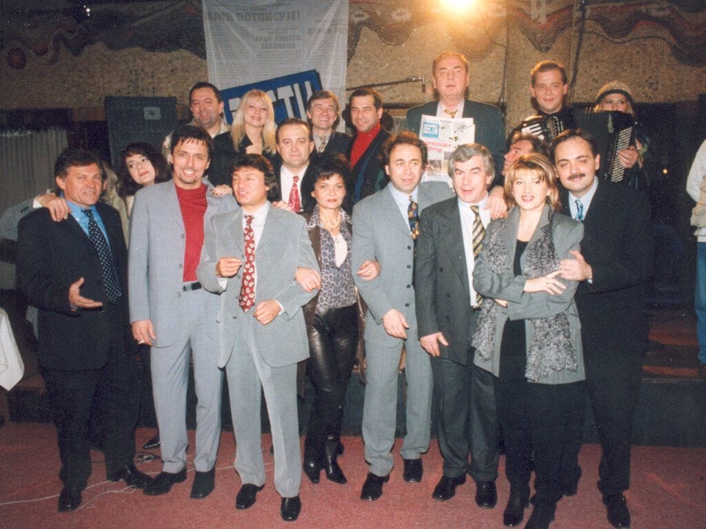 У друштву са естраде, 1996. године (Душко Видаковић стоји трећи здесна)